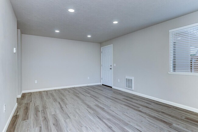 Building Photo - Beautifully Renovated 2 Bed, 1 Bath Townhouse – Available July 1st!