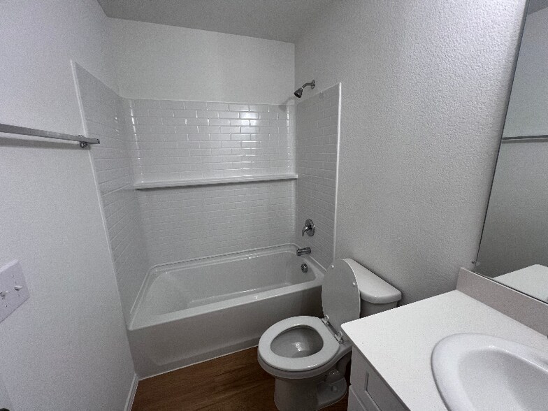Building Photo - 16044 Isles Dr