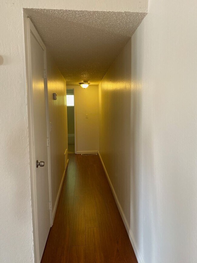 Building Photo - Duplex - 2 Bedrooms, 1 Bath.