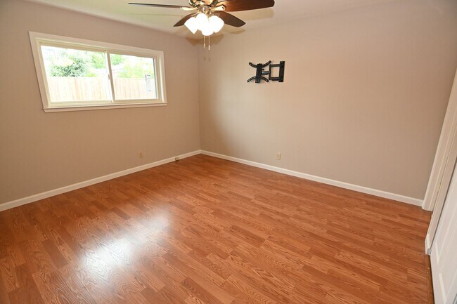 Building Photo - 1847 Yosemite Dr