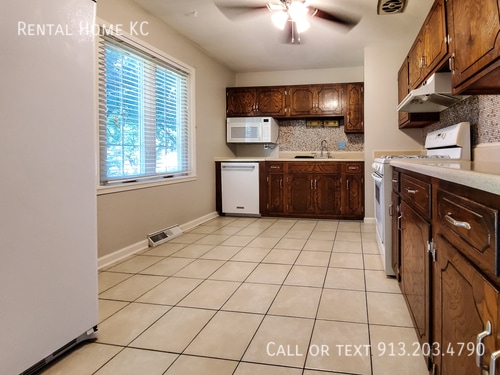 Building Photo - 9010 W 101st St