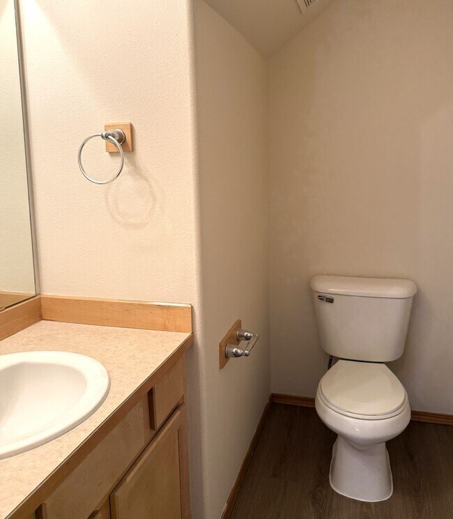 Building Photo - Newly Updated and Pet Friendly!