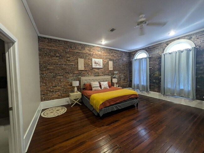 Building Photo - Cute Upstairs Down Town Apartment!