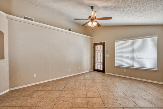 Building Photo - 1819 Shreya St