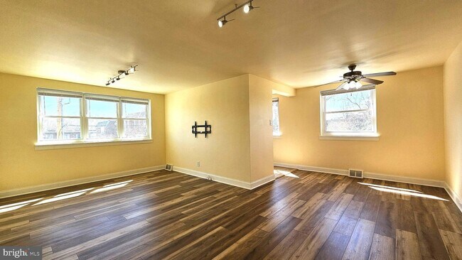 Building Photo - 2806 Ryerson Pl