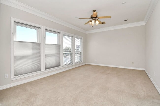 Building Photo - 833 Rosine St