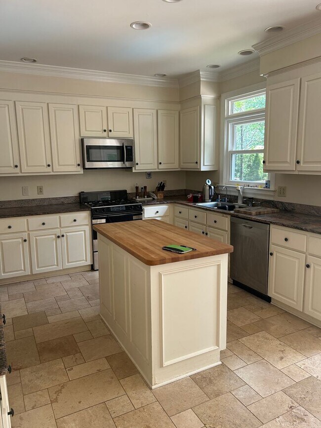 Building Photo - 921 Vestavia Woods Dr