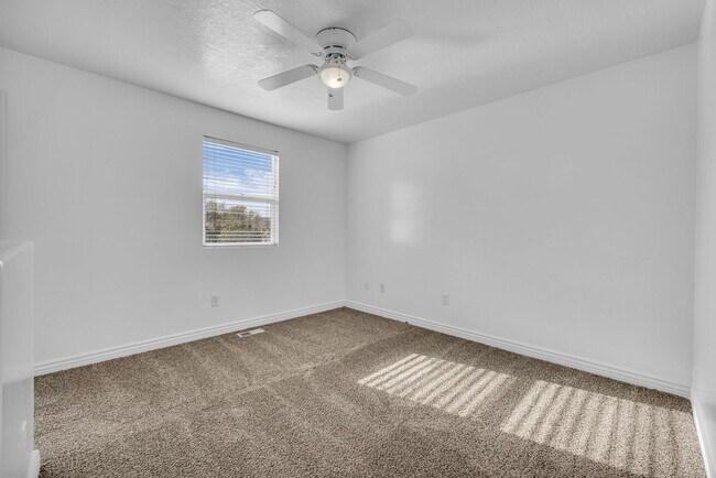 Building Photo - 3 Bedroom 2 Bathroom Home in Saratoga Springs!!
