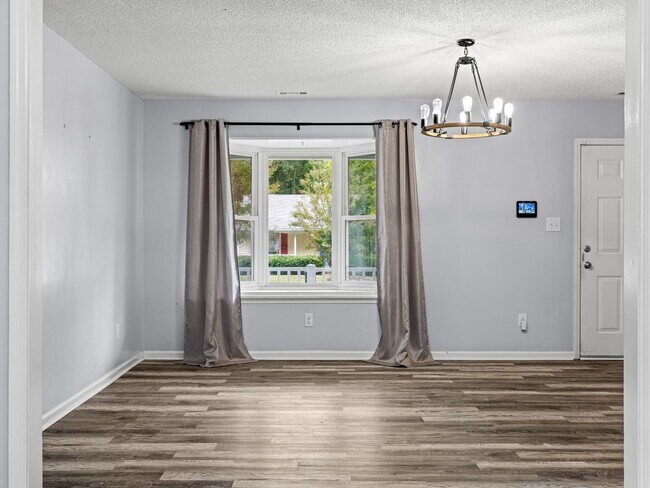 Building Photo - Charming 3 Bedroom Home!