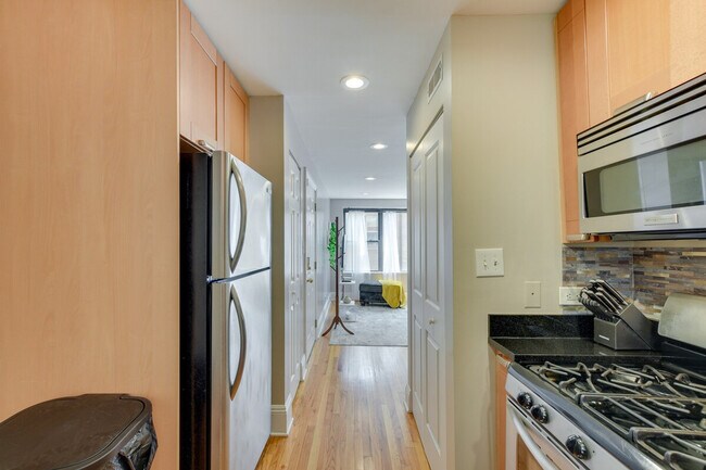 Building Photo - 7425 N Sheridan Rd