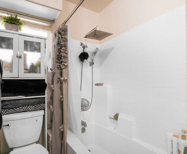 Building Photo - 355 N Maple St