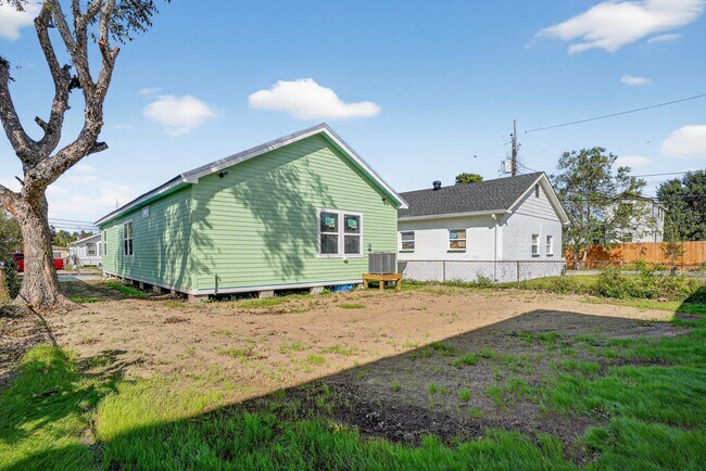 Building Photo - 2825 Cherry St