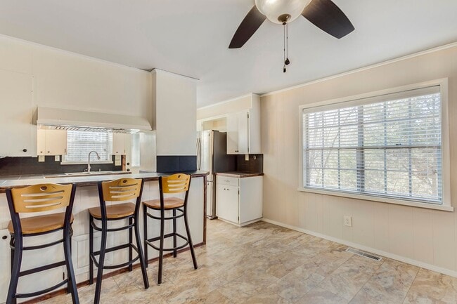 Building Photo - 1741 N Walnut Ave