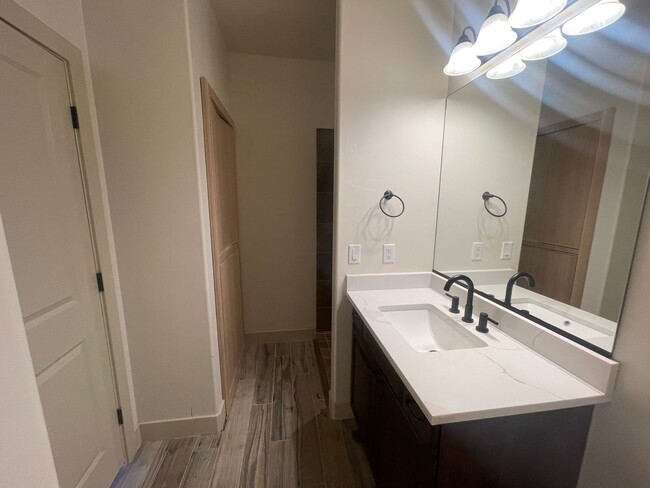 Building Photo - Immaculate 1 Bedroom, 1 Bathroom Casita in...