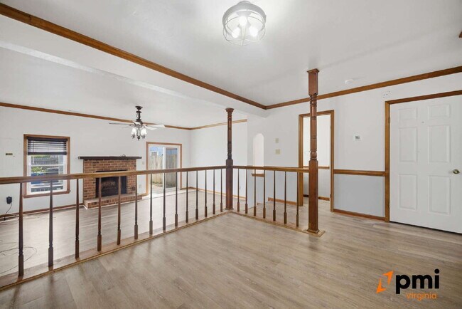 Building Photo - UPDATED 3 BEDROOM 2.5 BATH, FENCED YARD PETS ALLOWED