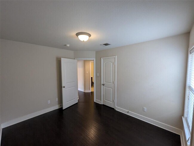 Building Photo - 3920 Harvey Penick Dr
