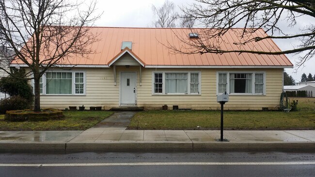 Primary Photo - 7-Bedroom House in Dundee on Hwy 99W