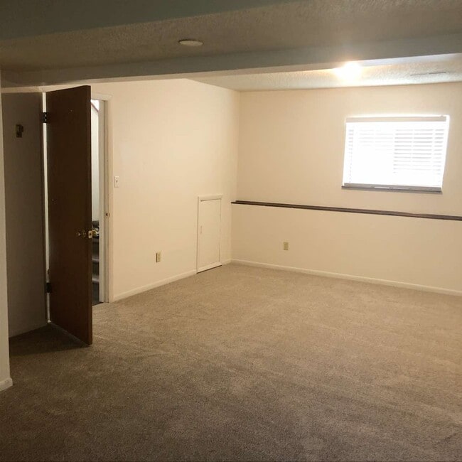 Building Photo - 905 Ponderosa Dr