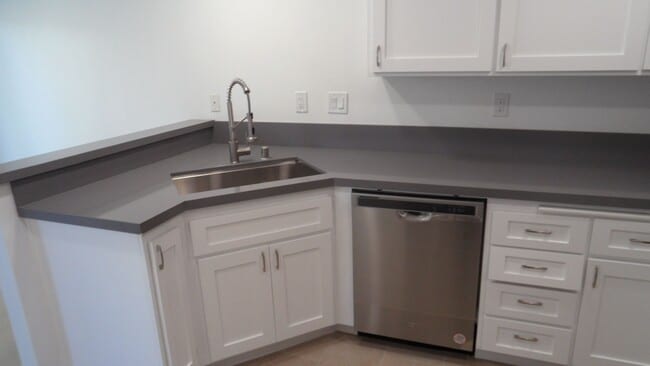 Building Photo - End-Unit 3BR 2.5BA Townhome w/ 2 Car Attached Garage