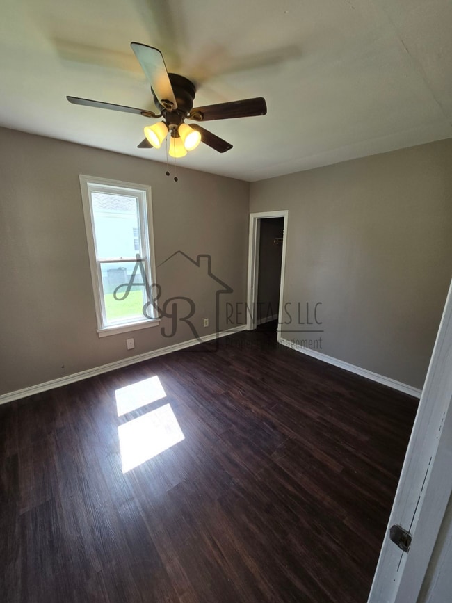 Building Photo - 717 W Kansas St