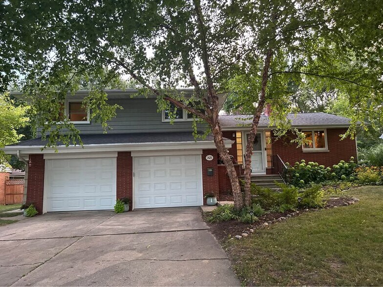Building Photo - 1425 Biemeret St