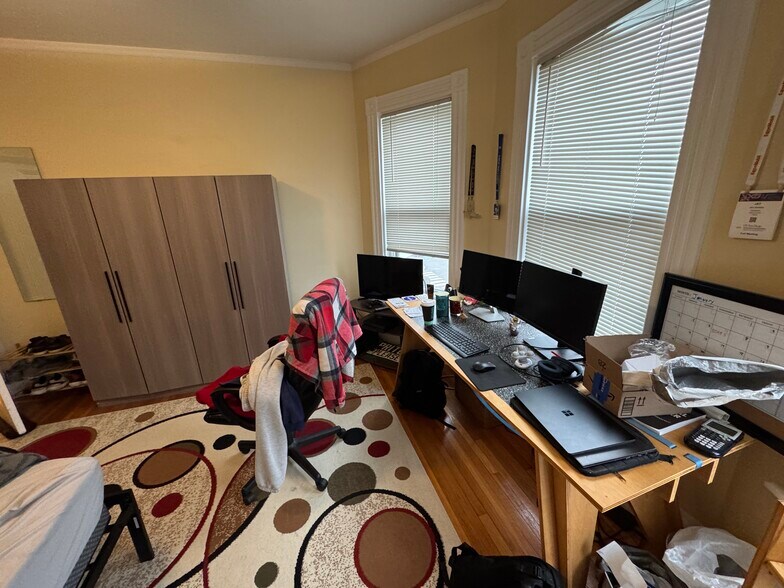 Building Photo - 176 Elm St