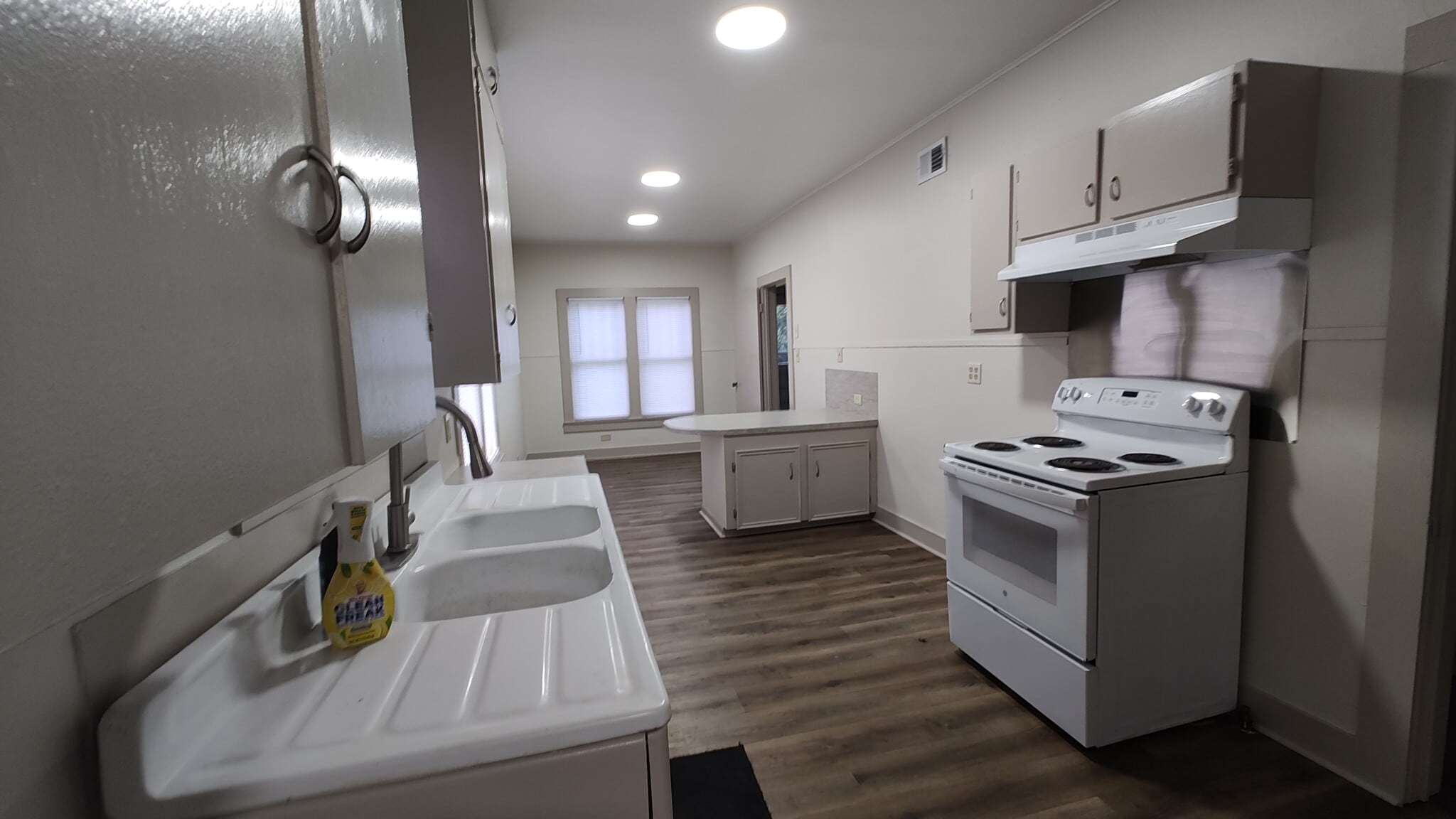 Kitchen with stove - 210 Clara St
