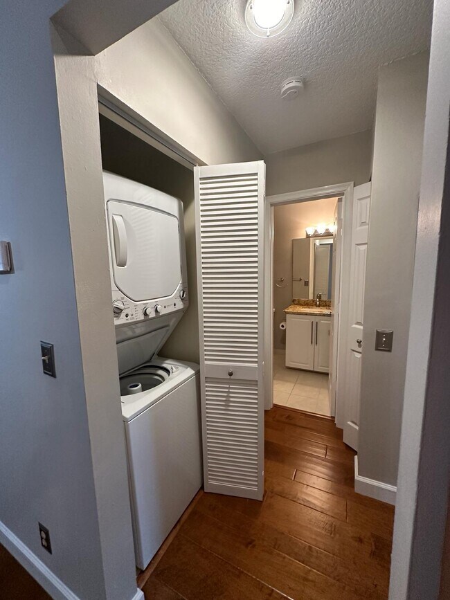Building Photo - 301 Olivewood Pl