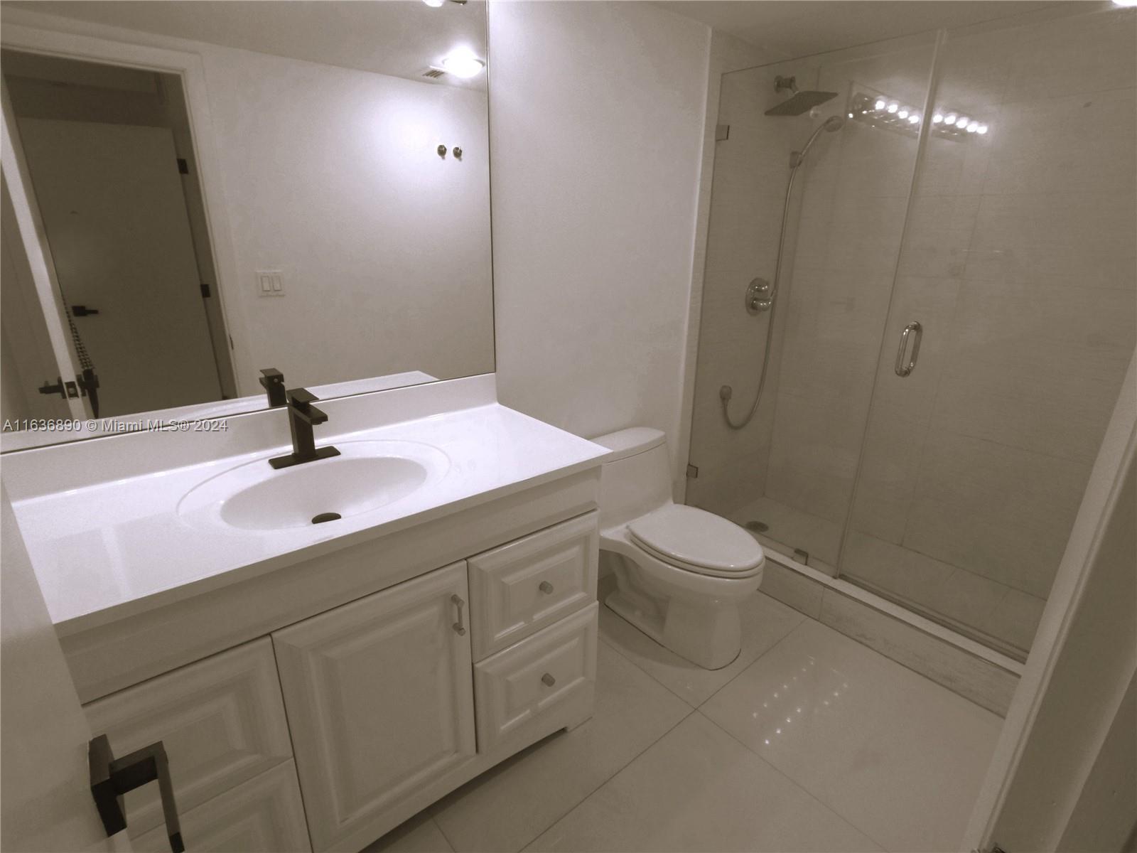 Ample master bath - 19390 Collins Ave