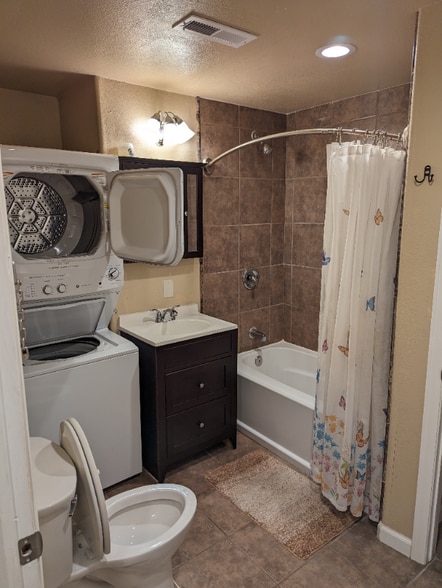 Building Photo - 323 Zuniga St