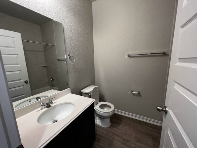 Building Photo - Spacious Single-Story Duplex with Upgraded Kitchen Appliances