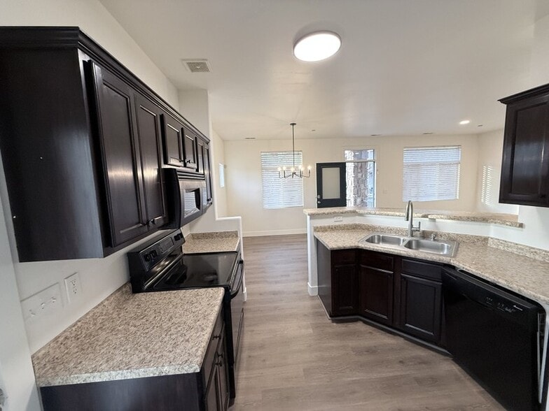 Building Photo - 4799 Topcrest Dr