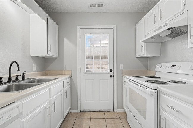 Building Photo - 3403 SW Victoria Pl