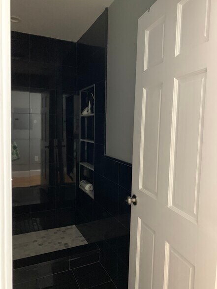 Building Photo - 148 Hillside St