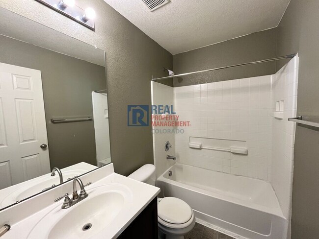 Building Photo - 5890 N Ceylon St