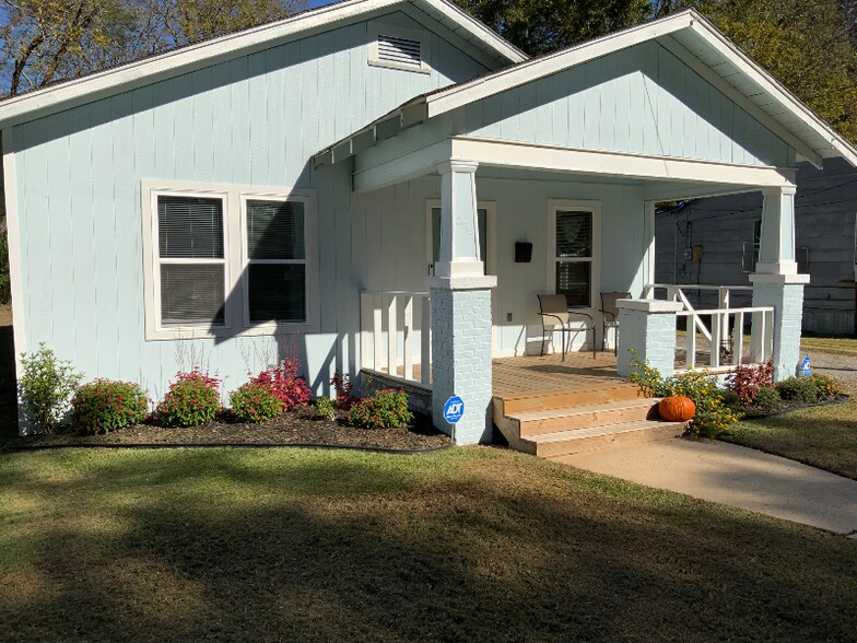 Primary Photo - 276 W Pine Ave