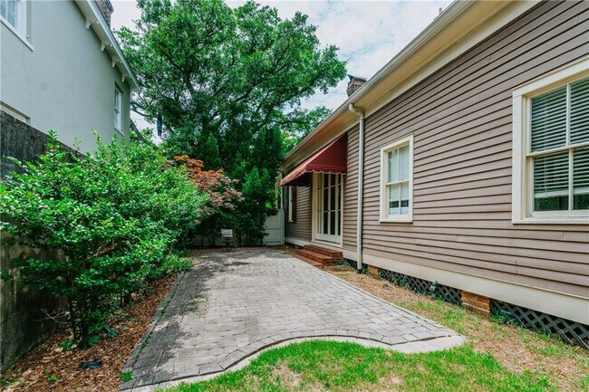 Building Photo - 209 S Cedar St
