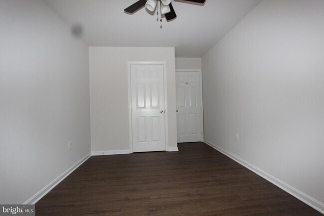 Building Photo - 406 Round Table Dr