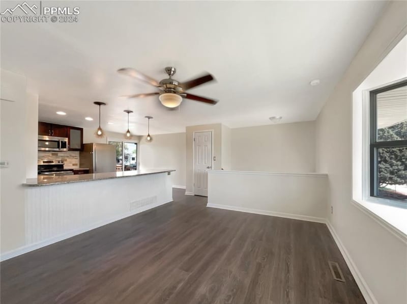 Building Photo - 555 Avenida Del Cielo