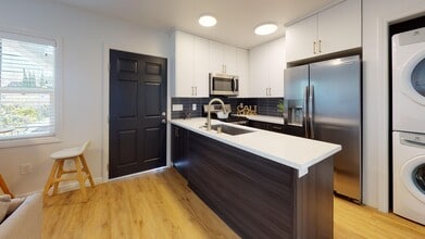 Building Photo - 2901-2911 Bellevue Ave