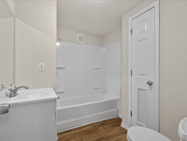 Building Photo - 10 W 98th St