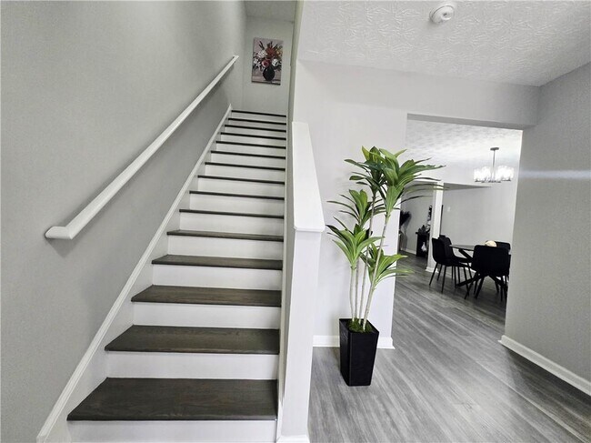Building Photo - 2430 Piering Dr
