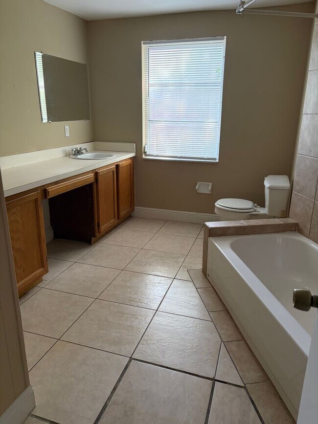 Building Photo - 3/2 on Corner lot in Altamonte Springs Available Now!