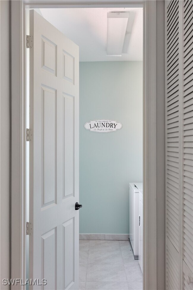 Building Photo - 5563 Useppa Dr