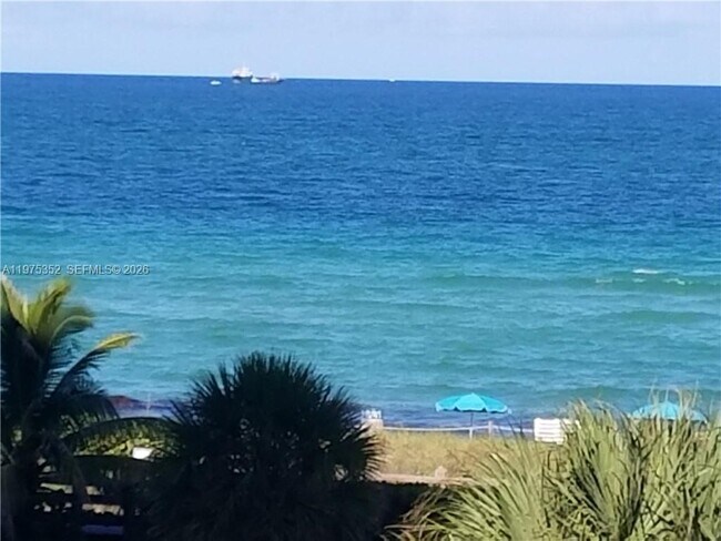 Building Photo - 2457 Collins Ave