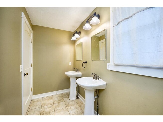 Building Photo - 2327 Cole Ave SE