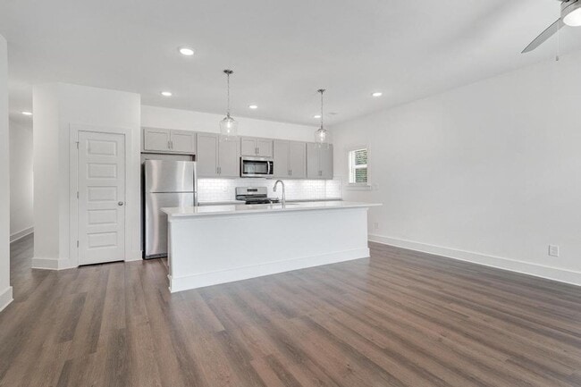 Building Photo - 2 Bedroom with Bonus Office!