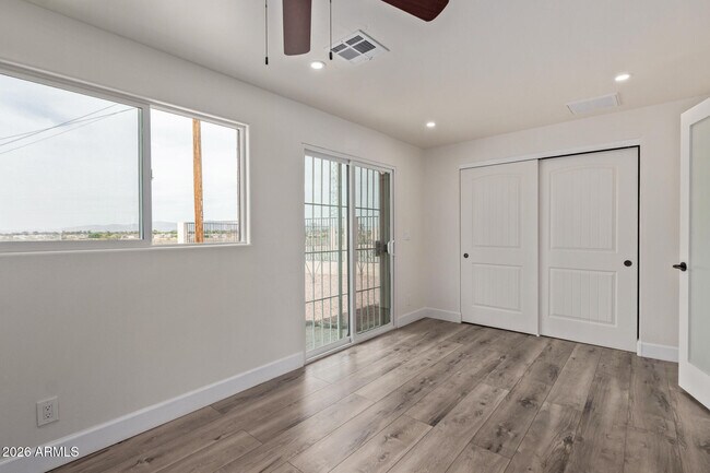 Building Photo - 11437 W Lakeshore Dr