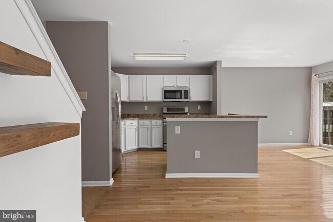 Building Photo - 112 Stewarts Ct