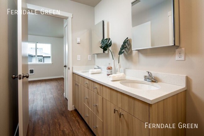 Building Photo - Pet Friendly/Private Owner - 2 Bedroom Tow...